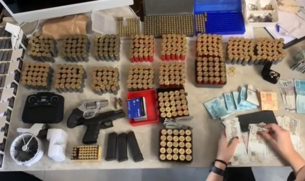 Armas, munições e dinheiro foram apreendidos durante operação em Natal — Foto: PCRN/Reprodução