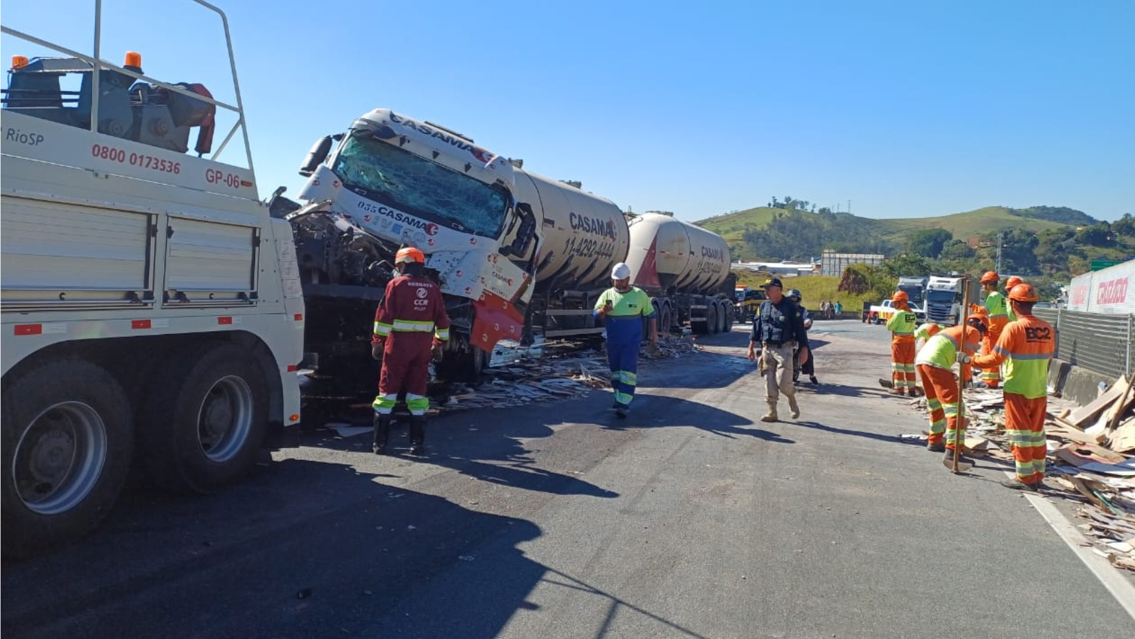 Colisão entre caminhões causa interdição na Dutra em Guaratinguetá