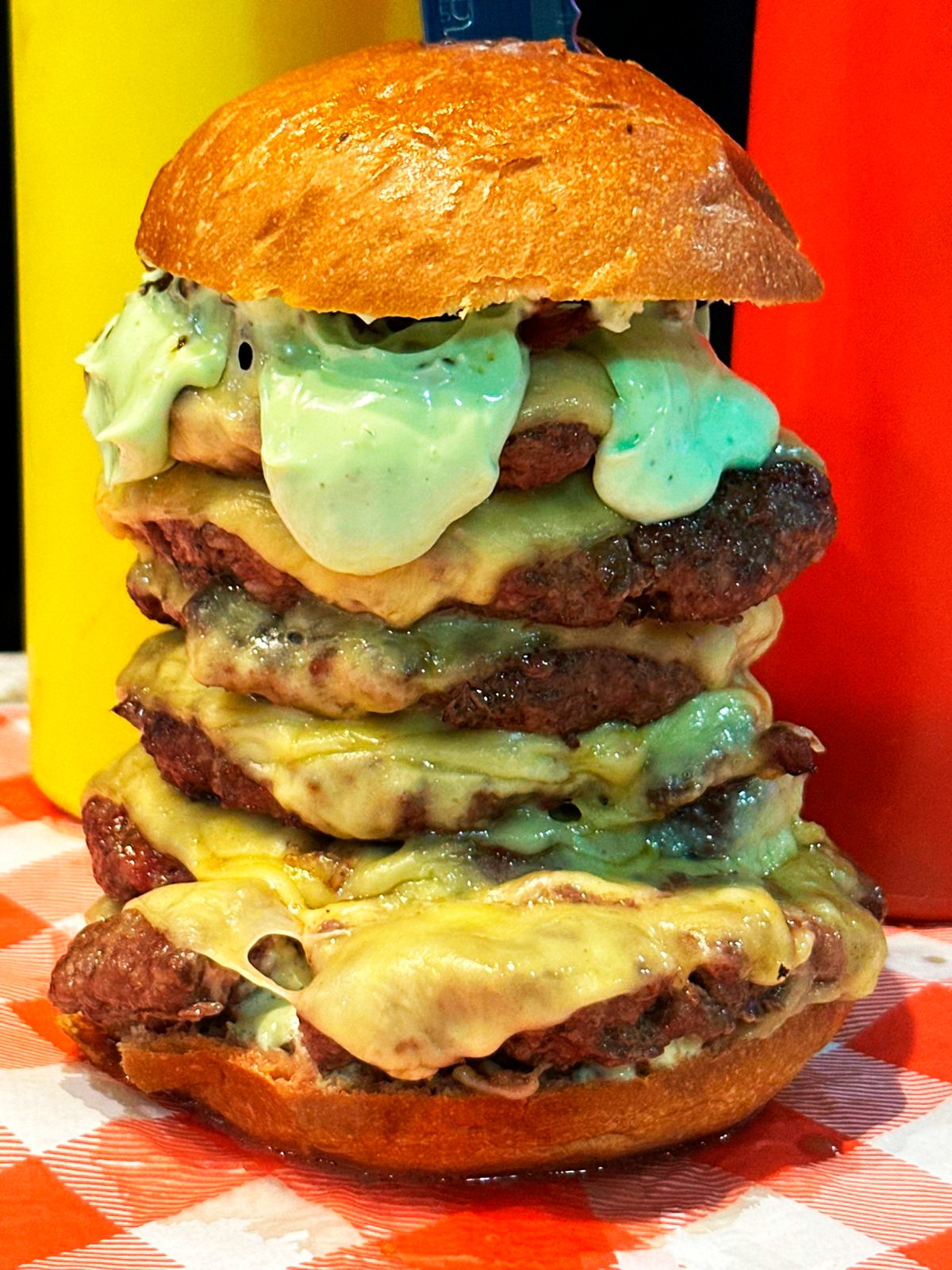 Hambúrguer com 1kg de carne, milk shake de 1 litro e hot dog de metro: Juiz de Fora recebe o Festival de Comida Gigante