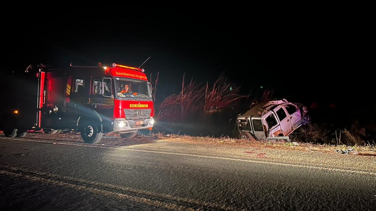 Homens mortos após serem arremessados de carro em capotamento na BR-153 são identificados