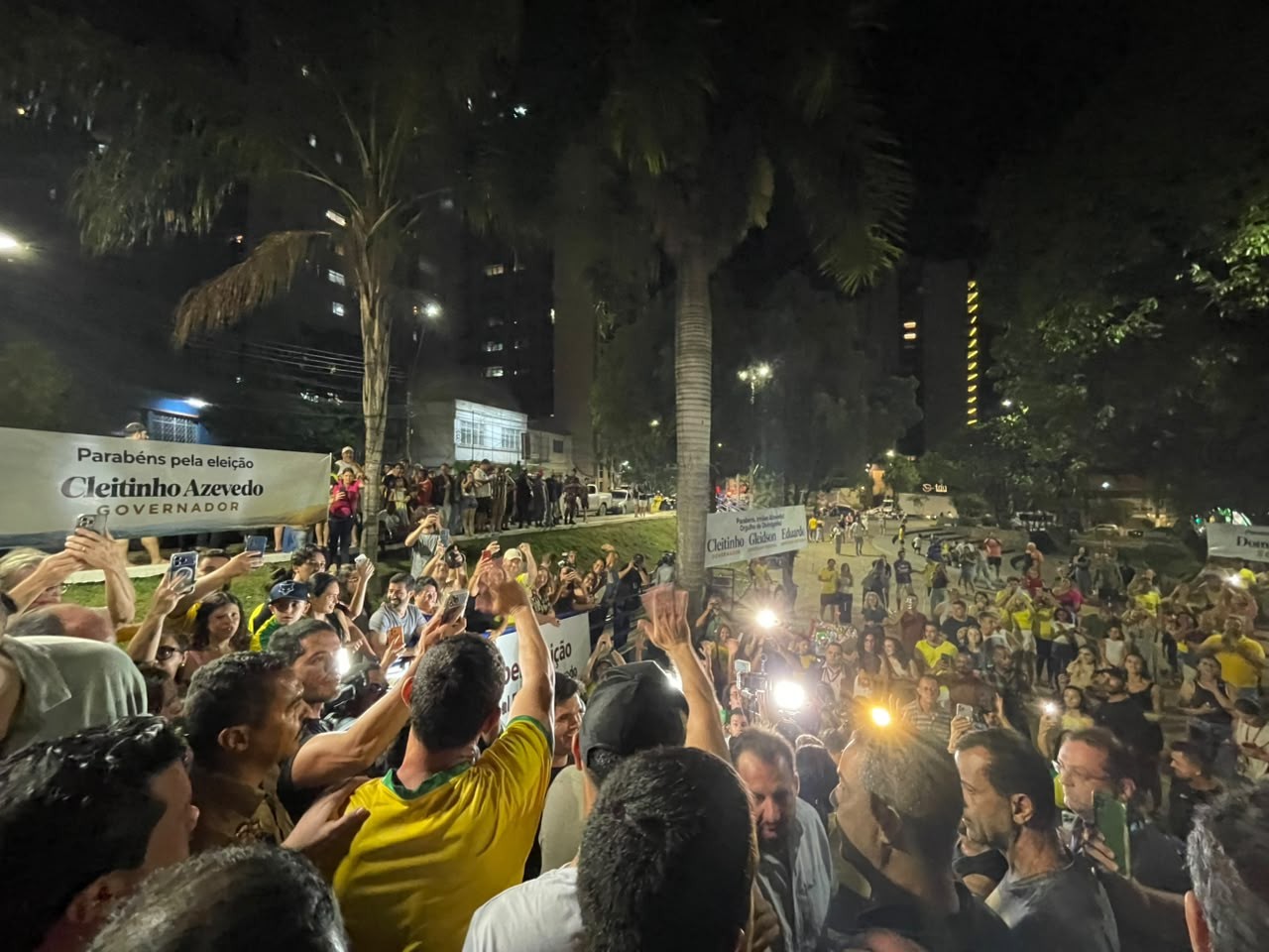 Festa da vitória de Cleitinho reúne centenas de apoiadores no Centro de Divinópolis