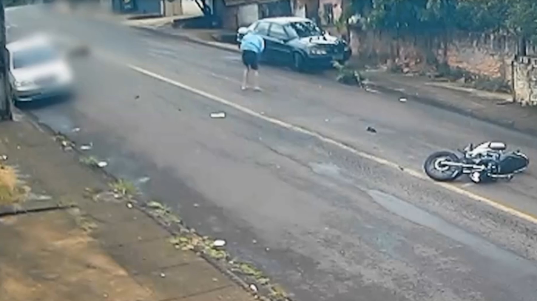 Homem é atropelado por adolescente de 16 anos que empinava moto no Paraná; VÍDEO