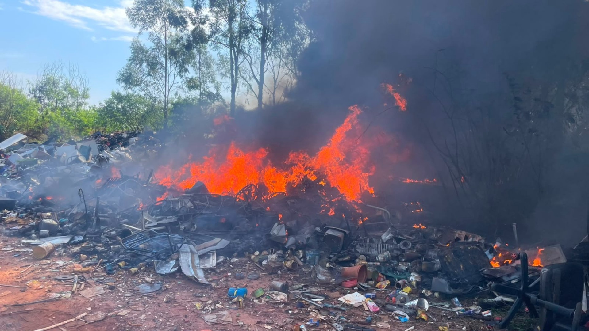 Princípio de incêndio atinge usina de reciclagem e mobiliza bombeiros em Assis