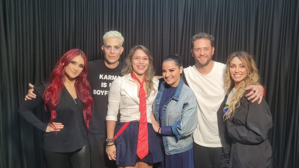 Brenda com o RBD nos bastidores da Soy Rebelde Tour no Brasil, em 2023. | Foto: Fantástico - Rede Globo