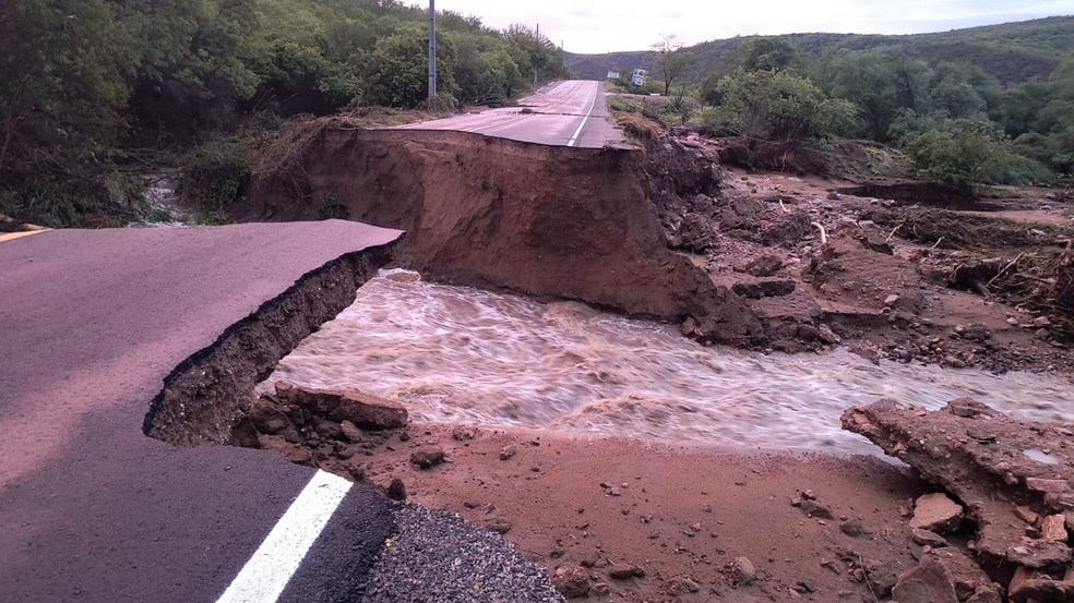 Rodovia AL-225 desaba após fortes chuvas — Foto: Adilson Lima Damasceno/Defesa Civil de Canindé de São Francisco