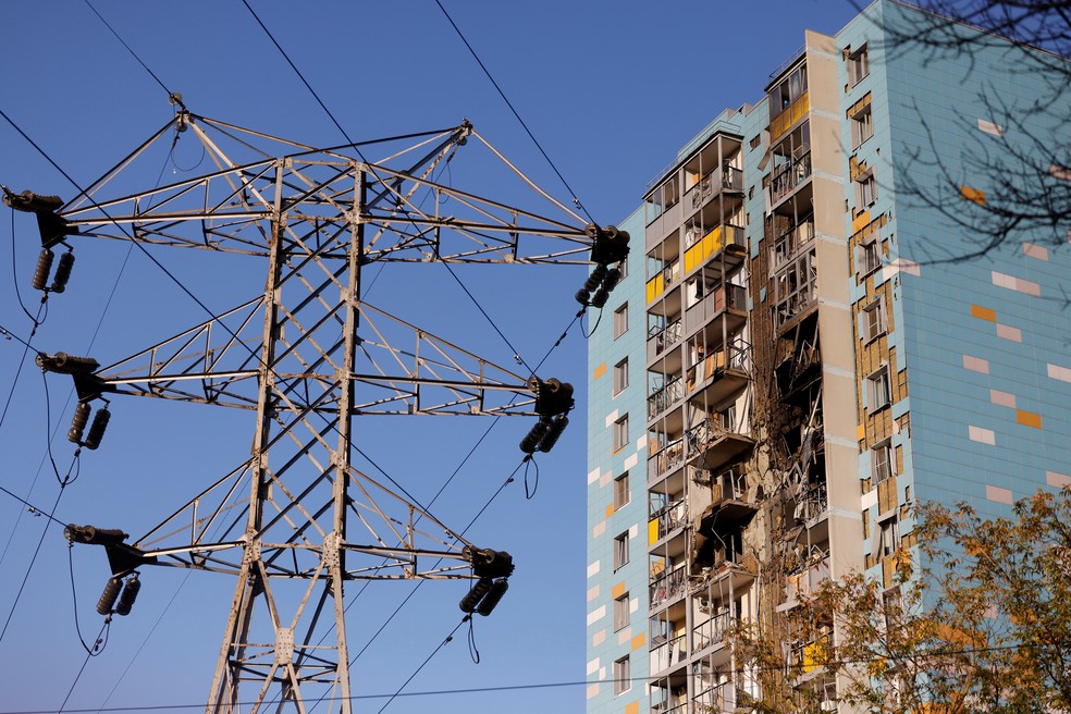 Prédio residencial danificado após ataque com drones ucranianos em Ramenskoye, na região de Moscou, nesta terça (10) — Foto: Maxim Shemetov/Reuters