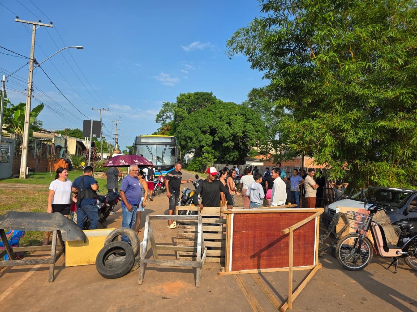 Moradores bloqueiam estrada por melhorias em ruas de bairro em Rio Branco