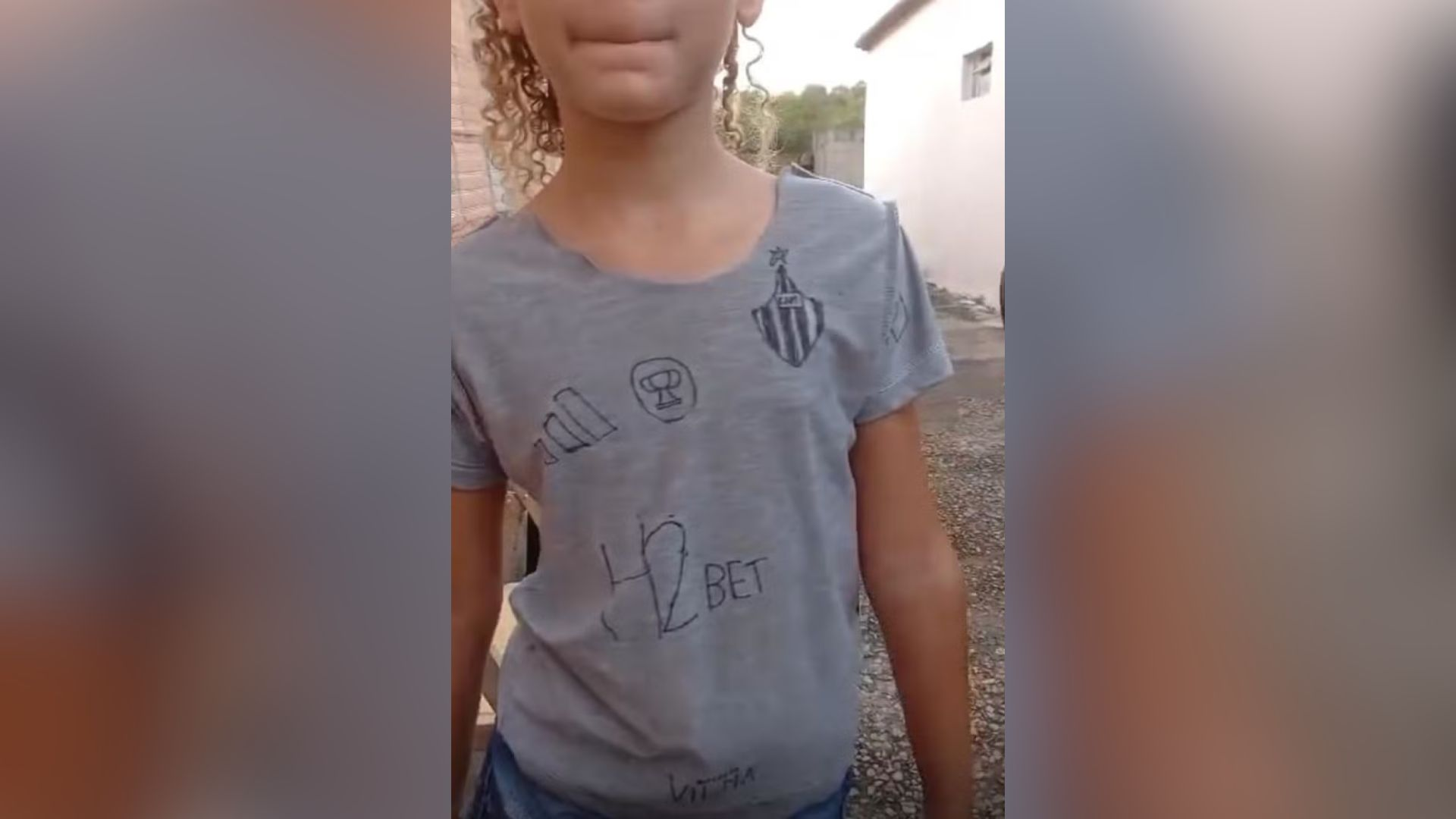 VÍDEO: Menina improvisa camisa do Atlético-MG em uniforme escolar com desenho à mão e viraliza na web