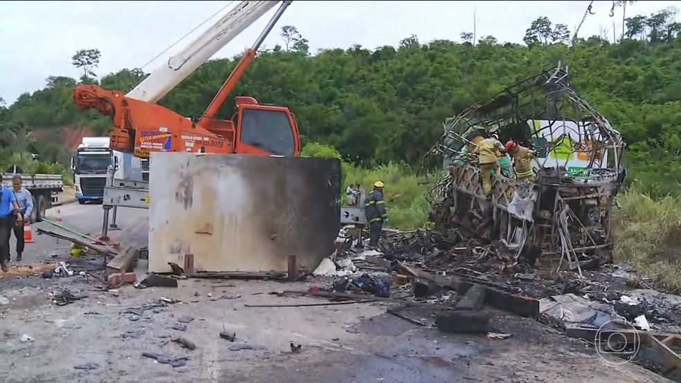 Acidente entre 3 veculos na BR-116 causa mortes e deixa feridos  Foto: Jornal Nacional/ Reproduo