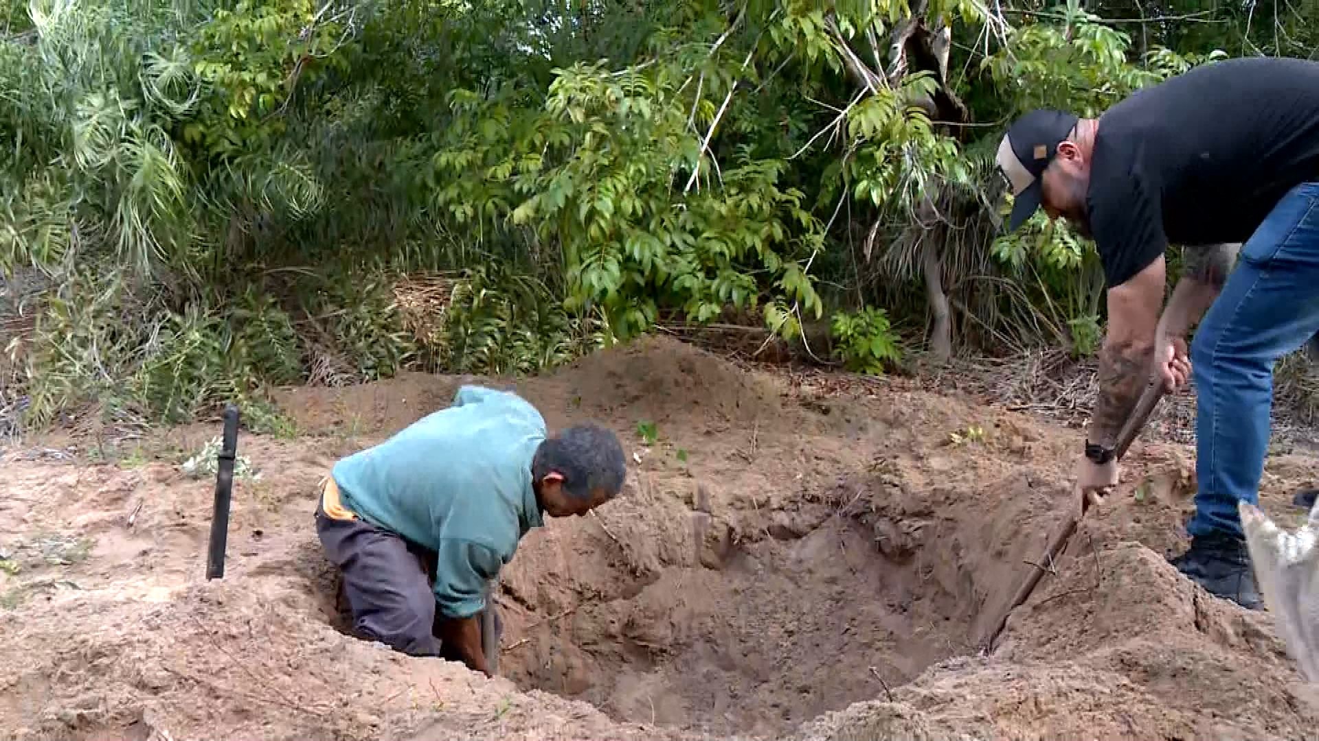 Corpo é encontrado em cova e polícia suspeita que seja de adolescente desaparecido em São Mateus, ES
