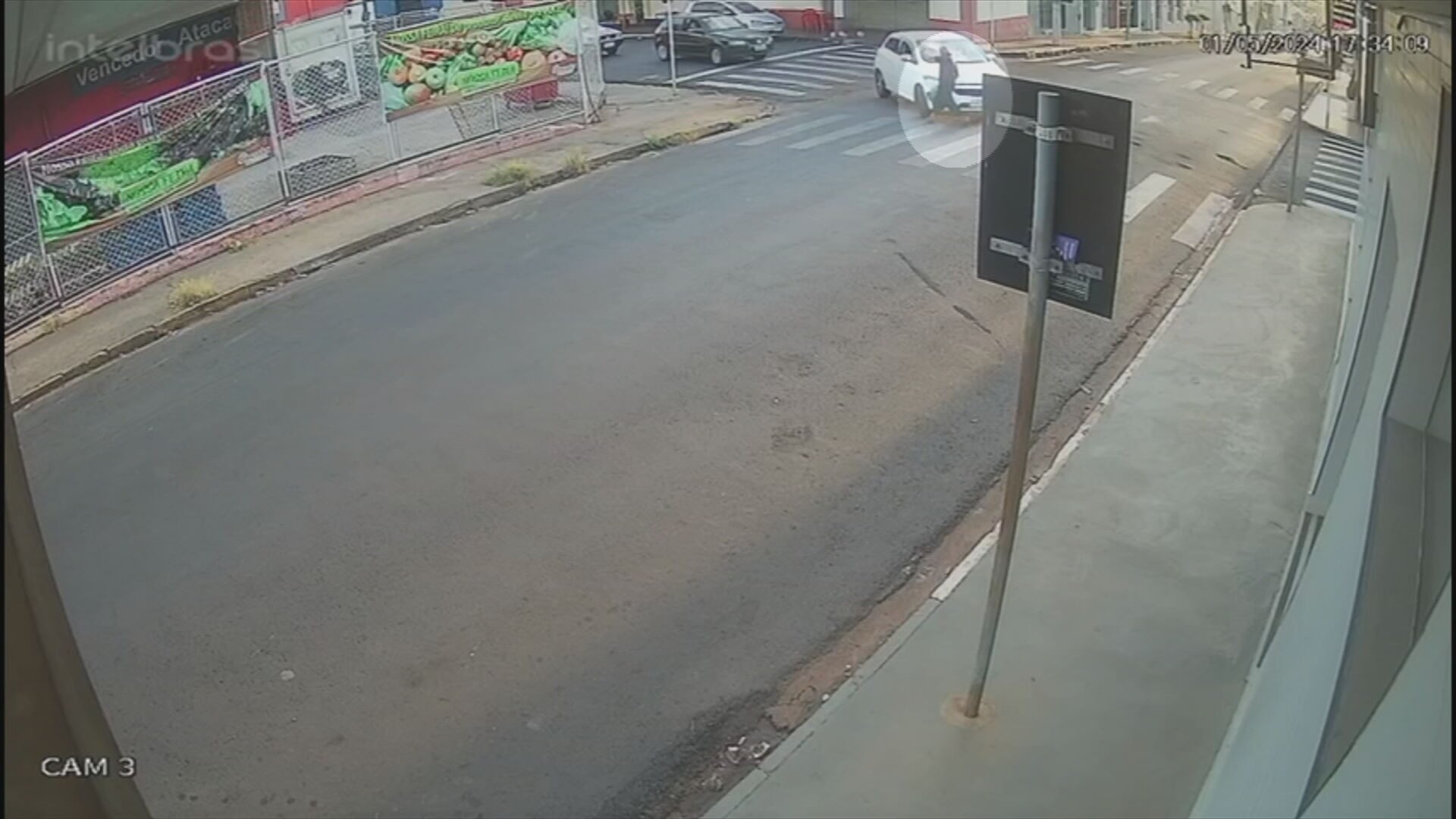 VÍDEO: idoso é atropelado e arrastado enquanto atravessava na faixa de pedestre