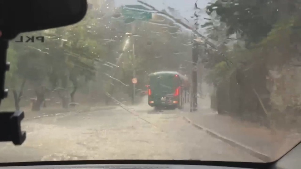 Motoristas enfrentam dificuldades para passar na Avenida Centenário — Foto: Reprodução/TV Bahia