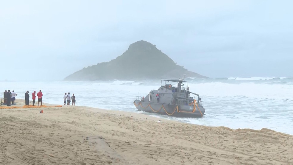 Trecho da faixa de areia foi isolado pela Marinha e Corpo de Bombeiros — Foto: Anne Poly/ TV Globo