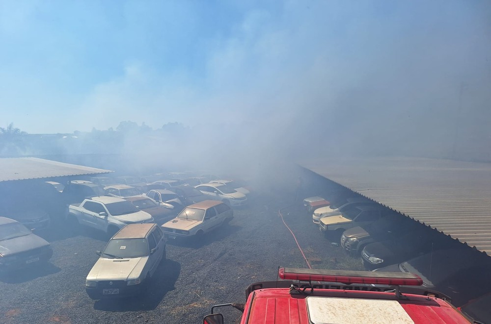 Araguari: Incêndio destrói 35 veículos apreendidos em pátio na BR-050