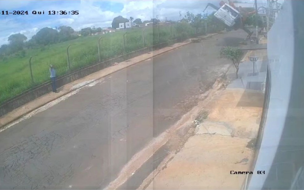 Vídeo mostra quando guindaste cai sobre casas durante instalação de piscina - Goiás — Foto: Reprodução/TV Anhanguera