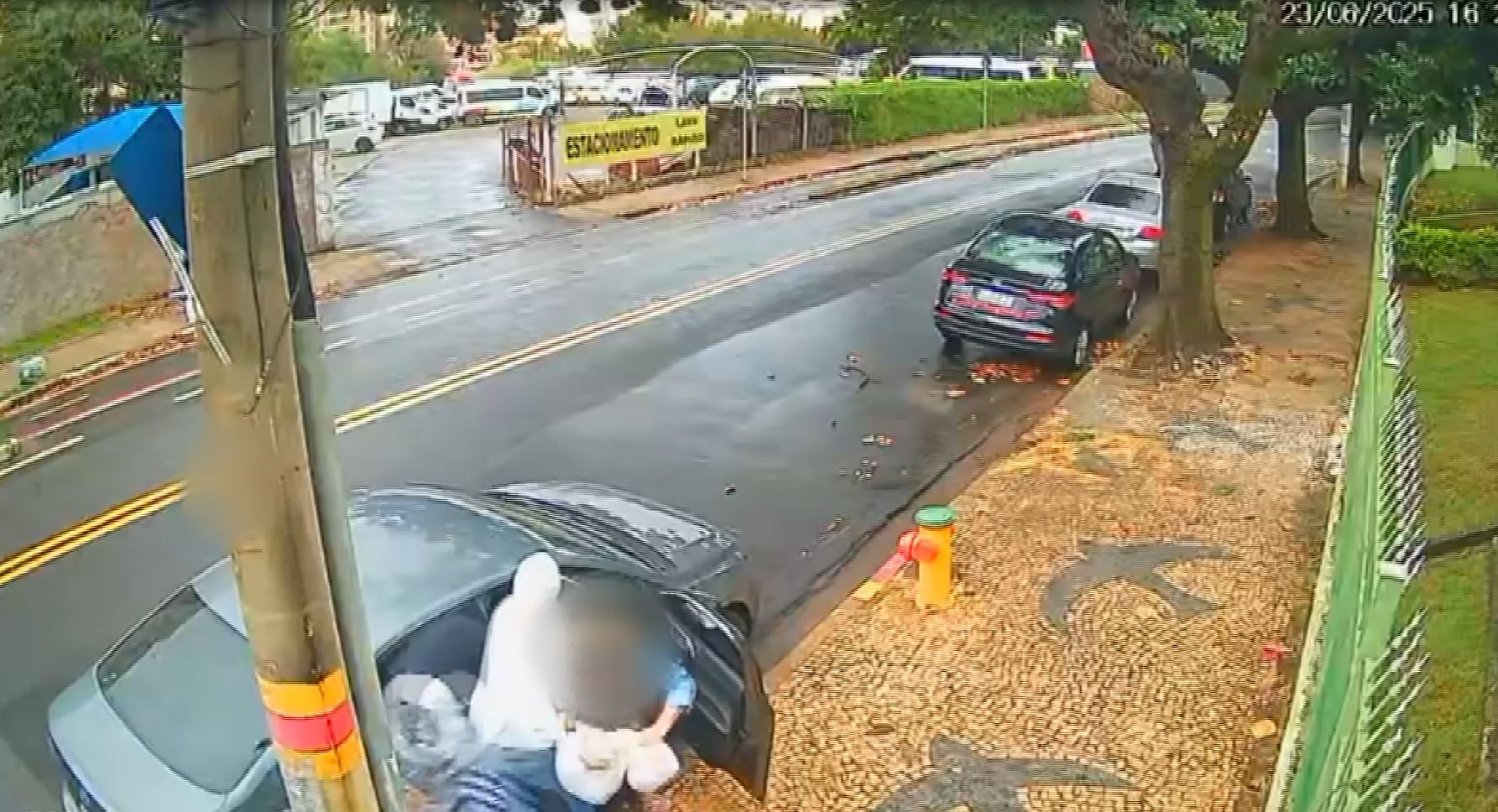VÍDEO: avó e neta são tiradas à força de carro durante tentativa de assalto em Campinas 