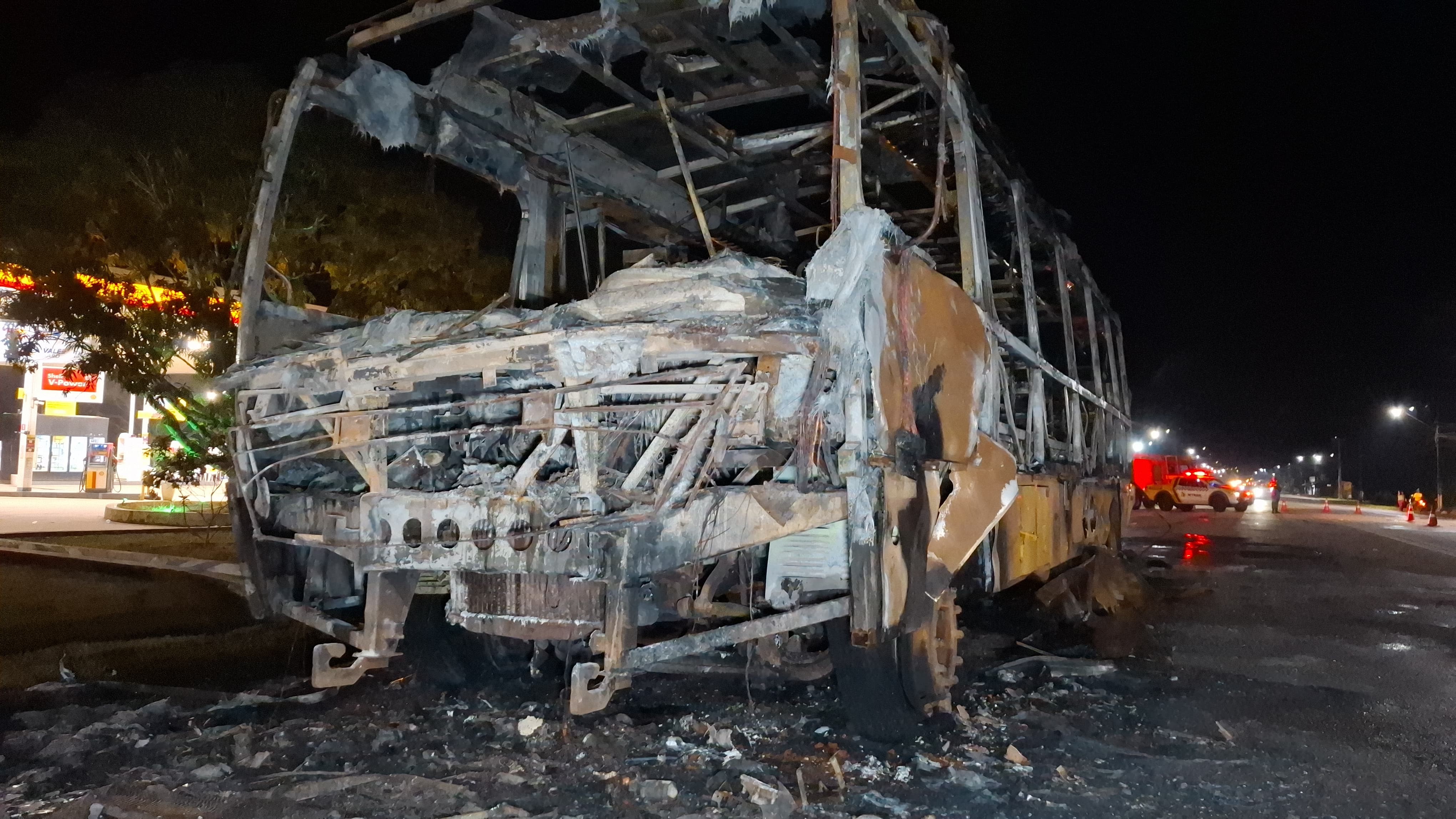 Ônibus com integrantes de quadrilha junina pega fogo a caminho de apresentação no Acre: 'Pulamos pela janela’