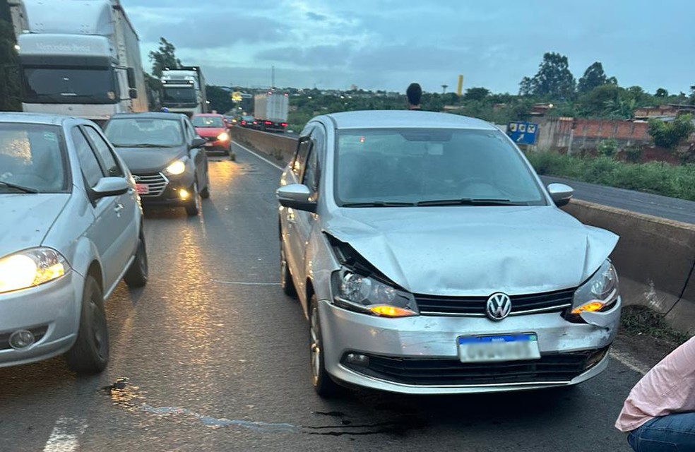 Veículo ficou com a frente danificada — Foto: Redes sociais/Reprodução