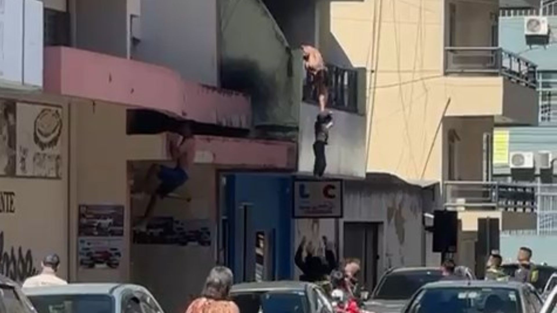 Vídeo mostra resgate de criança e mulher pela varanda de apartamento em chamas no ES