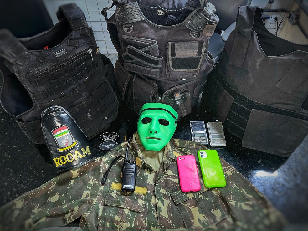 Jovem de 18 anos foi preso com material roubado em Mãe Luiza neste domingo — Foto: Divulgação/PMRN