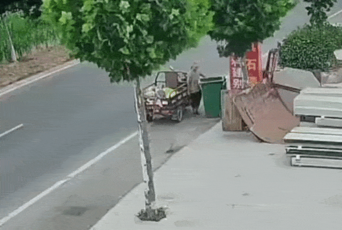 VÍDEO: vento leva chapéu e salva idoso de atropelamento na China