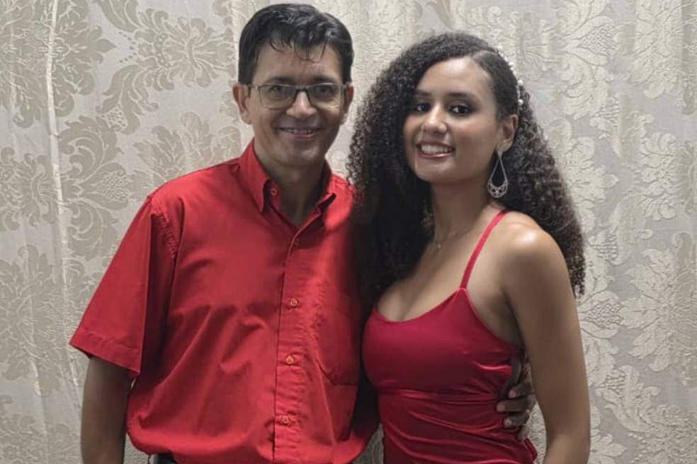 Pai Cláudio Oliveira de Arruda e filha Letícia Nunes Garcia Oliveira se formam juntos em matemática — Foto: Letícia Oliveira/Arquivo pessoal