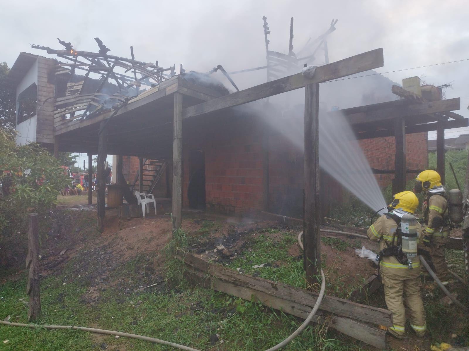 Família tem casa destruída após criança de 5 anos atear fogo em almofada com isqueiro no Acre