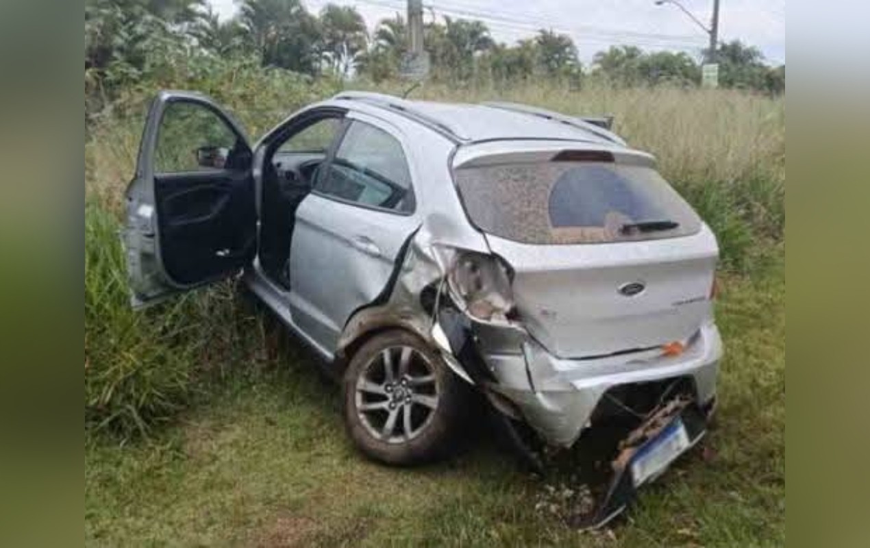 Batida entre carros deixa feridos na SP-255 em Itaí