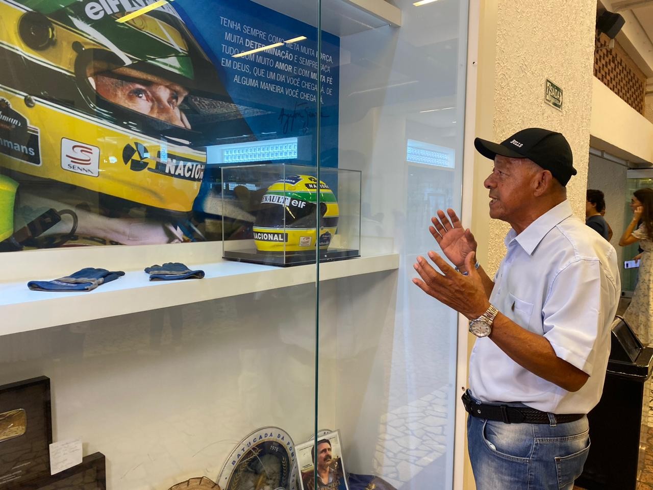 30 anos sem Ayrton Senna: fiéis e fãs visitam pertences do piloto no Santuário Nacional de Aparecida