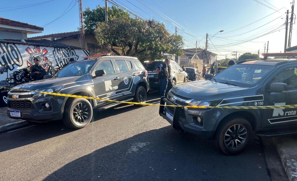 Policiais durante cumprimento de mandados no bairro Solo Sagrado, em Rio Preto (SP), onde dois suspeitos morreram durante abordagem — Foto: Divulgação/Polícia Federal
