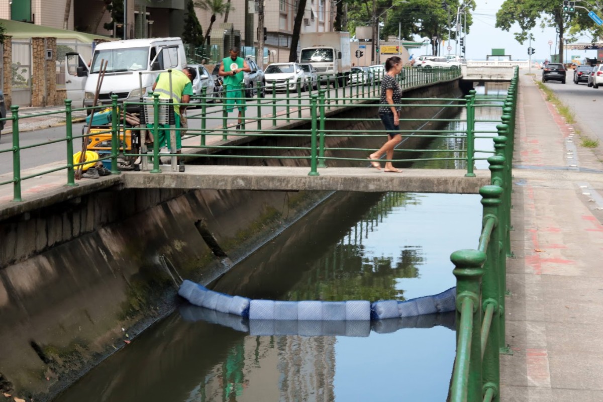 Nova barreira para evitar lixo no mar é instalada em cidade do litoral de SP