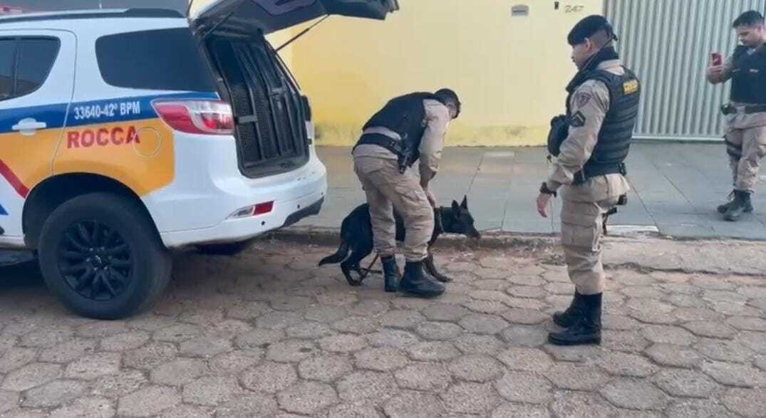 PM apreende armas, mais de R$ 7 mil em dinheiro e R$ 295 mil em cheques em Jequitaí 