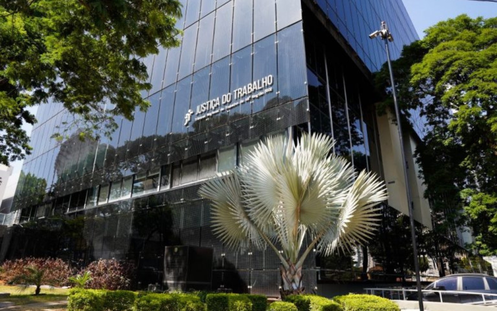 Vigilante que pegou atestado médico e postou foto em churrasco deve ser demitido por justa causa, determina Justiça