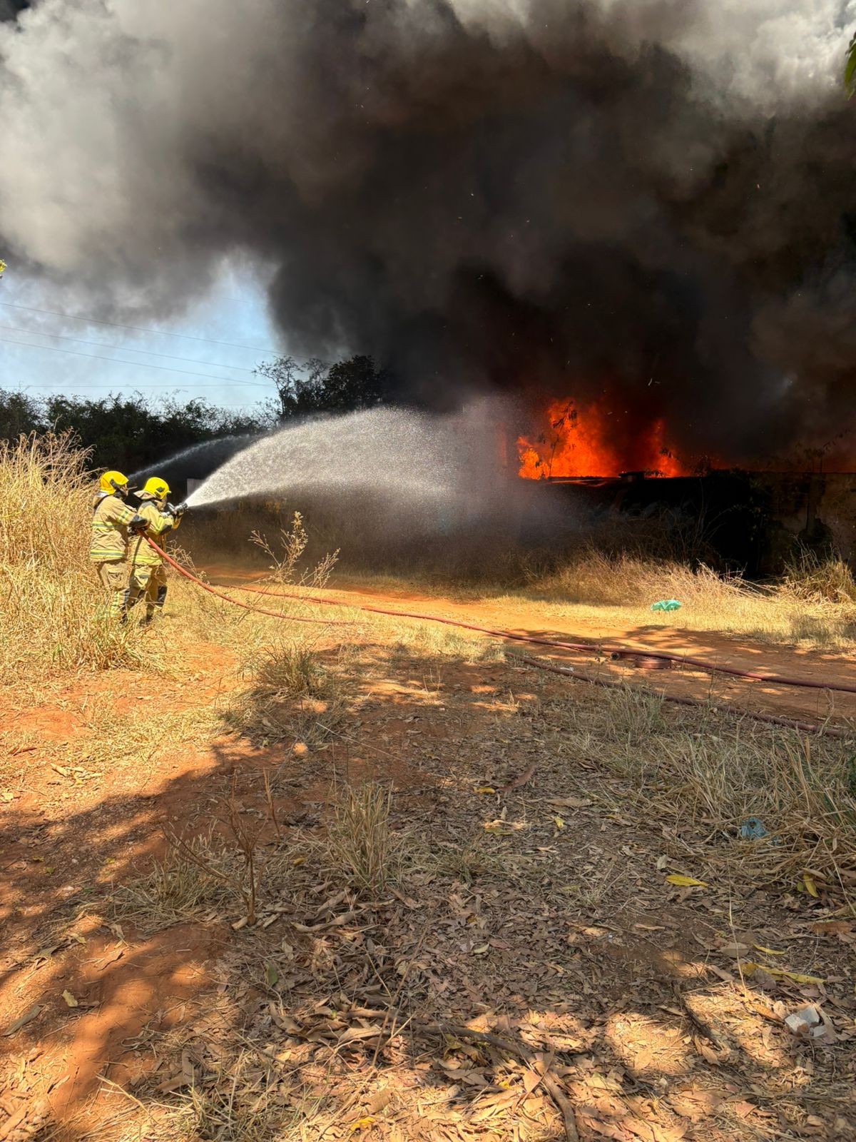Incêndio atinge galpão de materiais recicláveis em Montes Claros