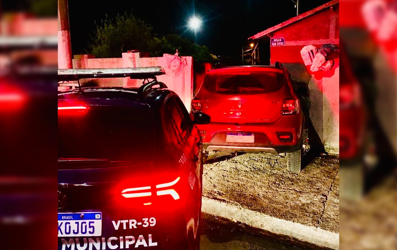 Motorista embriagado perde o controle do carro e invade quintal de casa em Botucatu