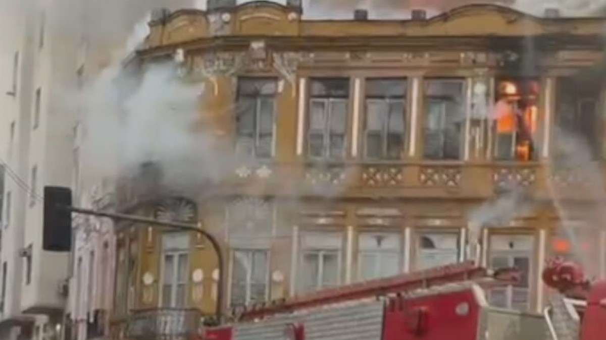 Incêndio atinge casarão na Lapa