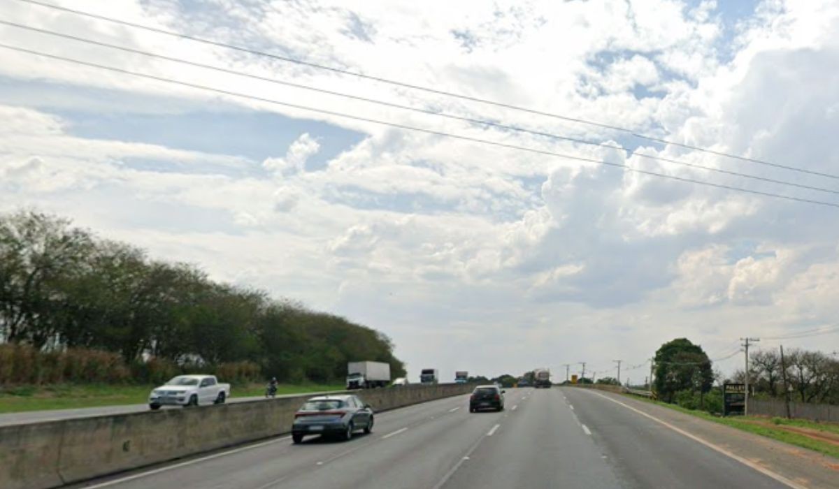 Mulher desce de moto para ir ao 'banheiro' e morre atropelada em rodovia no interior de SP