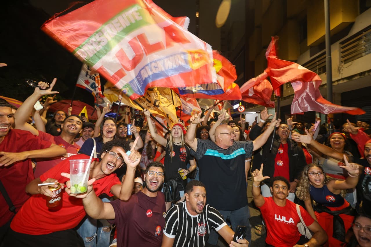 Lula celebra vitória com festa nas ruas de Campinas
