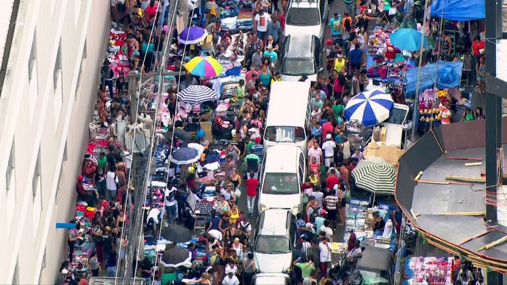Comércio popular de São Paulo tem movimentação intensa na semana do Natal