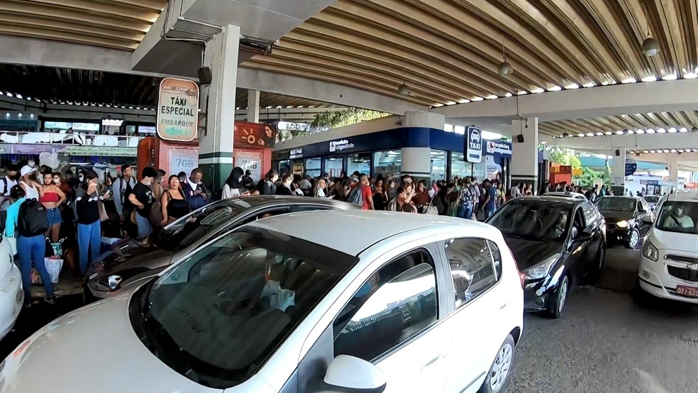 Dois homens foram presos na rodoviária de Salvador — Foto: Reprodução/TV Bahia