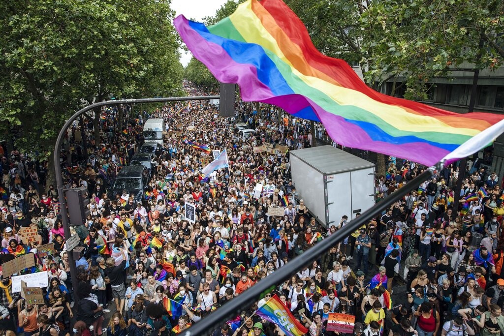 Parada do Orgulho LGBTQIA+ adiada em Paris por onda de calor