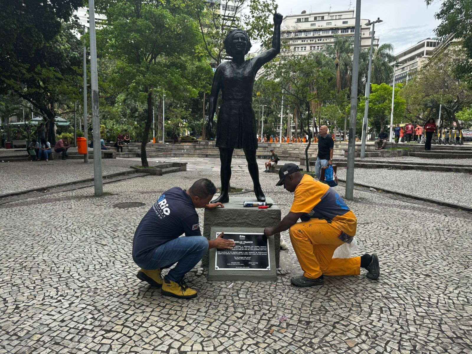 Placa da estátua de Marielle Franco é reinstalada após furto no Rio