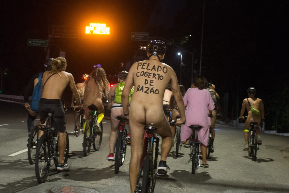 Ciclistas se reuniram na Avenida Paulista durante a Pedalada Pelada no sábado (14) em São Paulo. — Foto: Foto: VINCENT BOSSON/FOTOARENA/ESTADÃO CONTEÚDO