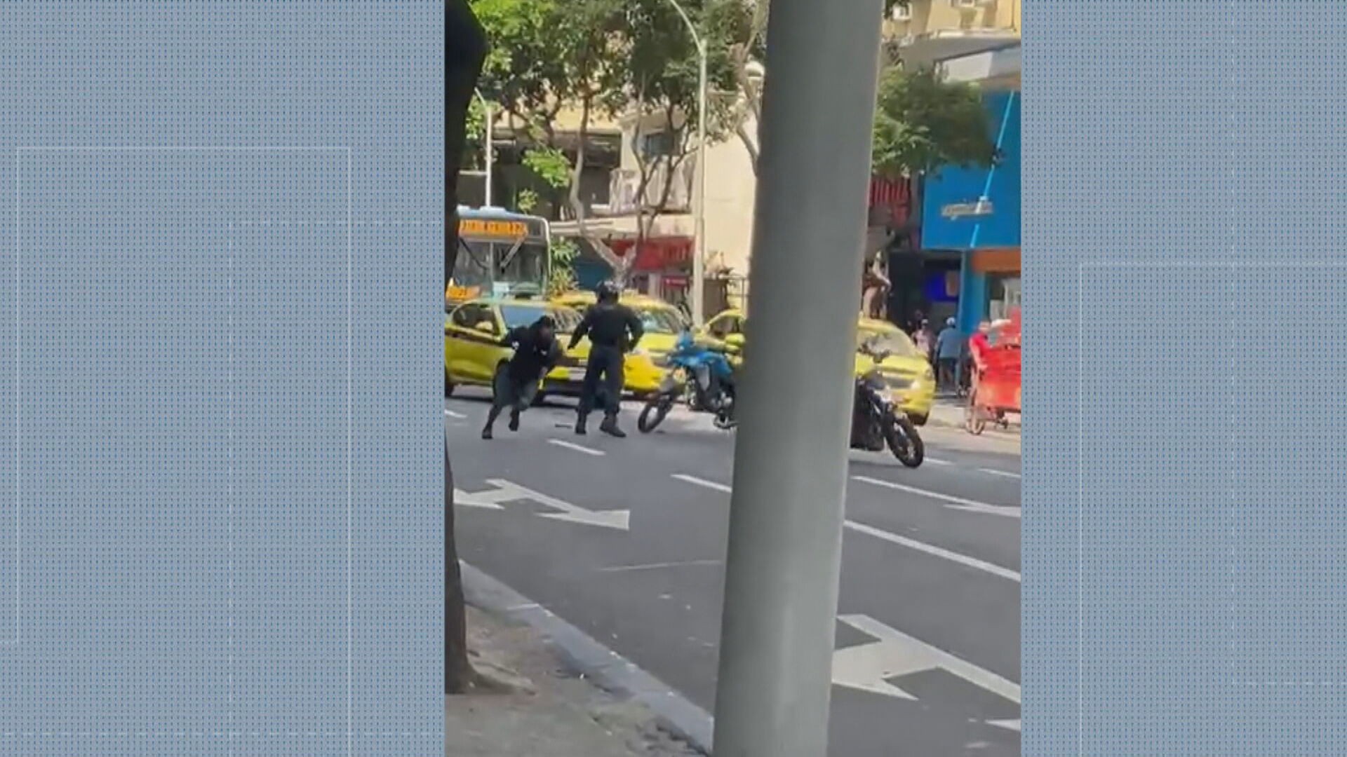Vídeo: dupla de moto reage a abordagem de PM e foge em Copacabana