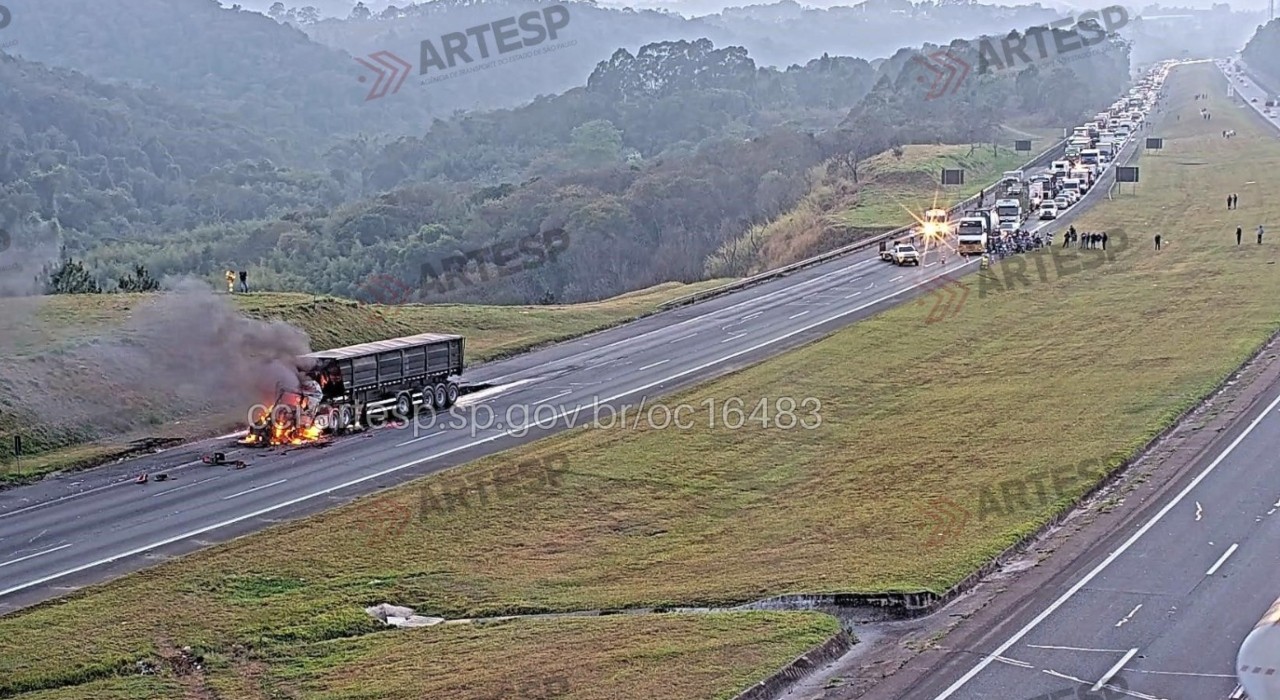 Carreta pega fogo após acidente e interdita rodovia Castello Branco em Mairinque