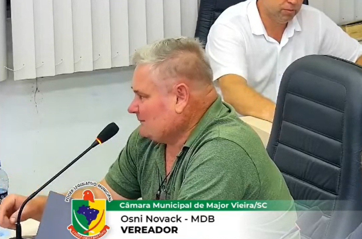 Vereador em SC defende morte de cães soltos e diz que alguém tem que fazer um 'servicinho' durante sessão; VÍDEO