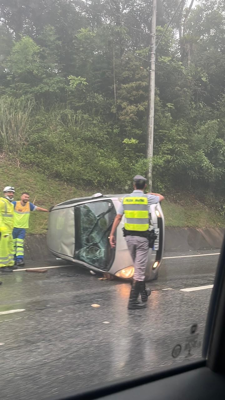 Carro capota na descida da serra na Rodovia dos Tamoios em Caraguatatuba