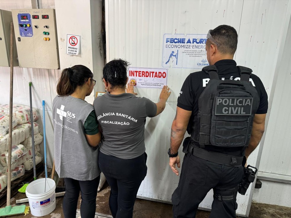 Funcionários embalavam o produto de origem desconhecida utilizando embalagens de uma marca famosa — Foto: Reprodução