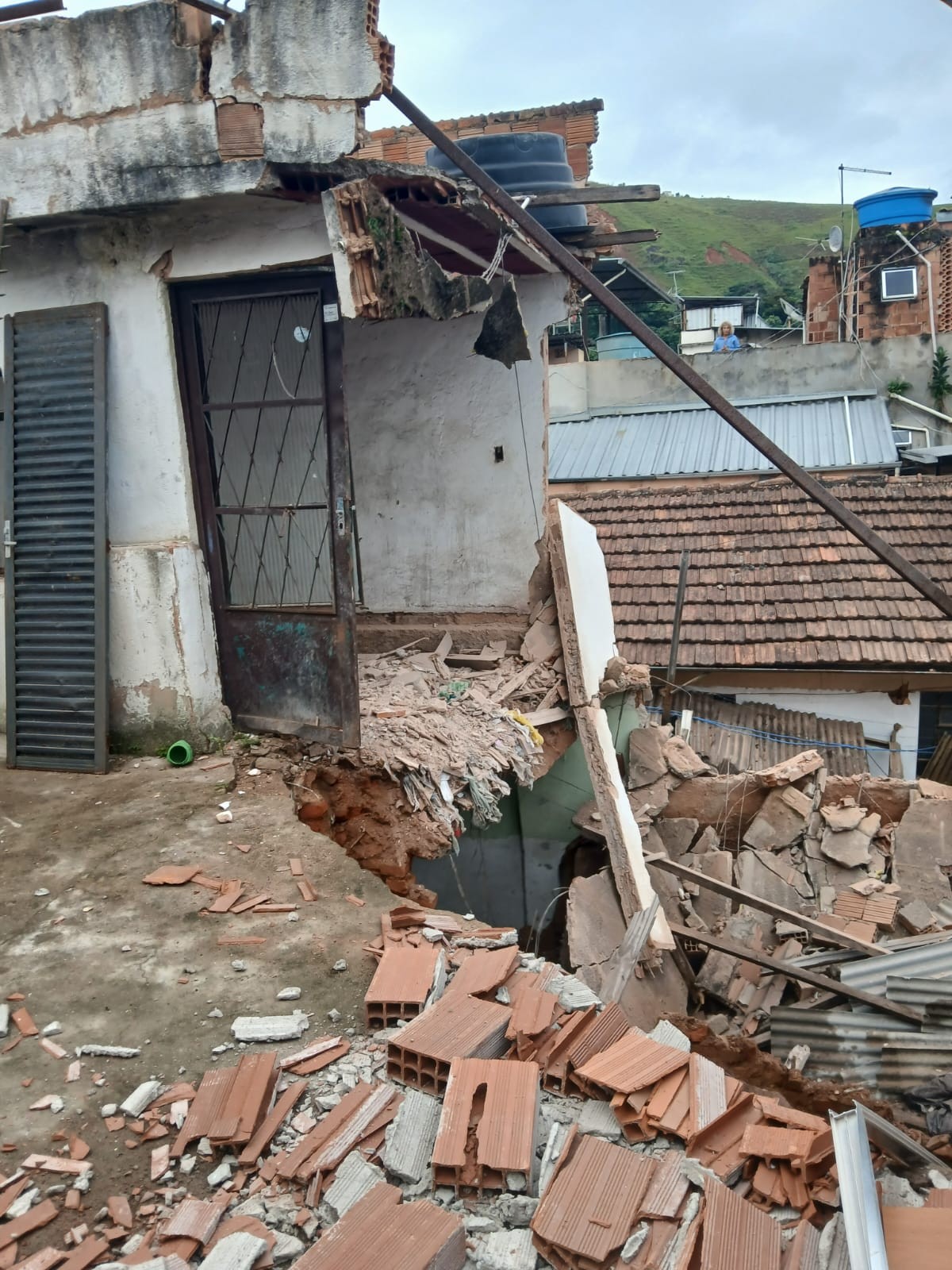 Casa desaba com 15 pessoas no bairro Monte Castelo, em Juiz de Fora; VÍDEO