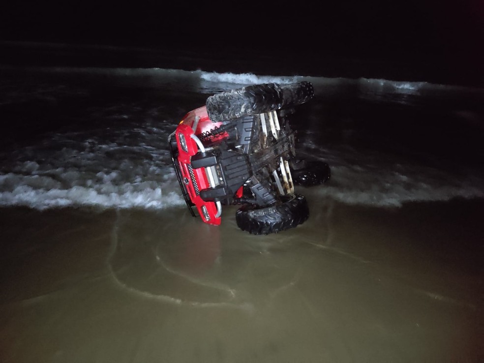 Quadriciclo tombou em praia de Touros, no litoral Norte potiguar — Foto: Cedida pela PCRN
